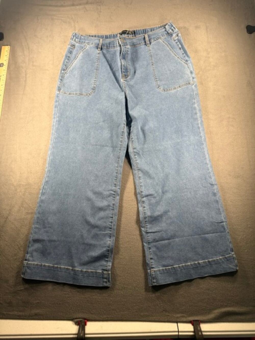 ZESICA LIGHT -WASH DENIM JEANS SIZE 20
